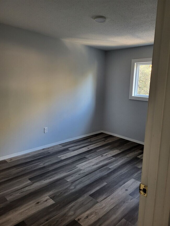 Building Photo - 2 bedroom 1 bath apartment for rent in Wamego KS