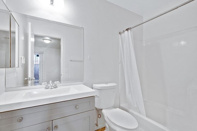 Building Photo - 2/2