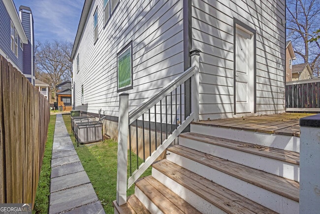 Building Photo - 962 Welch St SW