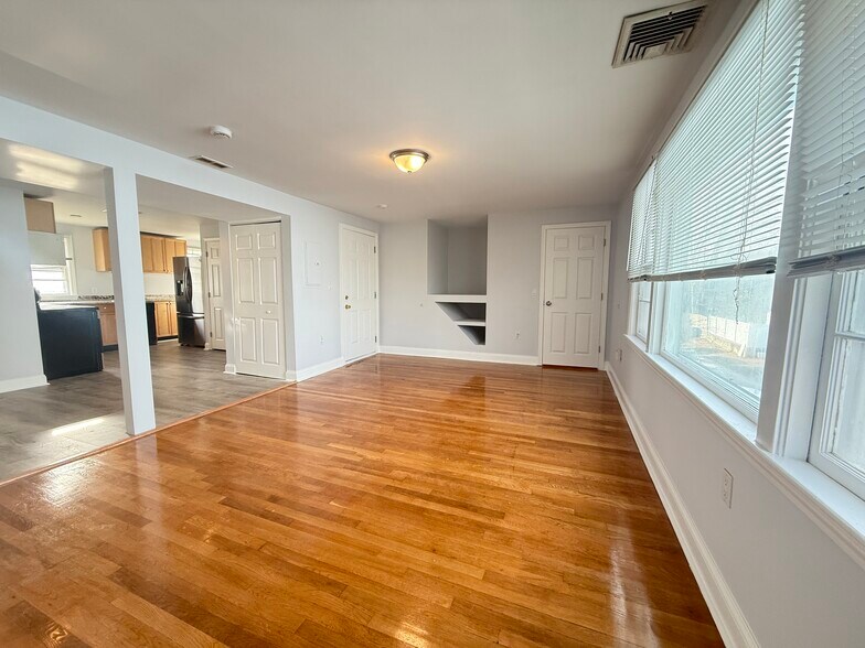 Building Photo - 43 May St