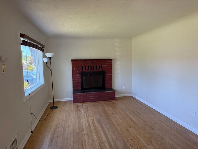 Building Photo - Large updated 2 bedroom 1 bathroom house in Springfield!