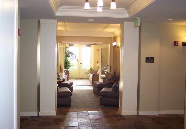 Building Photo - Gorgeous 1-BR + Den, Downtown Kirkland Condo, Steps to the Lake!