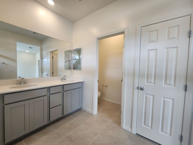 Building Photo - WOW Four Bedroom in North Summerlin!