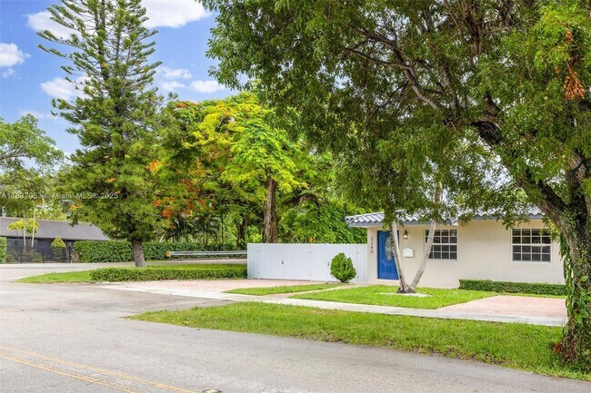 Building Photo - 3240 SW 69th Ave