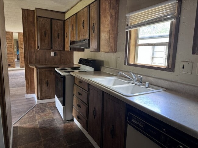 Building Photo - 854 Queenswood St