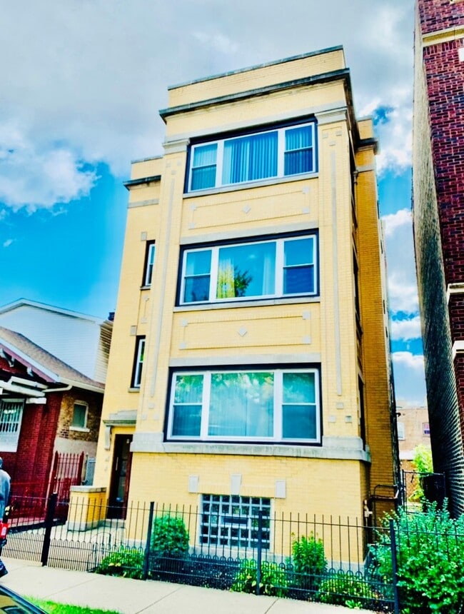 Building Photo - 5567 W Van Buren St