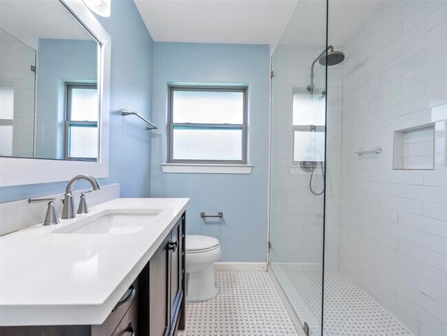 Building Photo - 1039 W 30th St