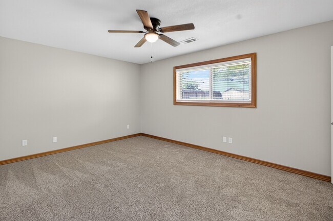 Building Photo - 2027 Ottawa Ln