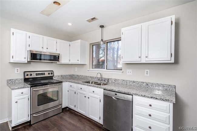 Building Photo - 9008 Stonebrook Dr