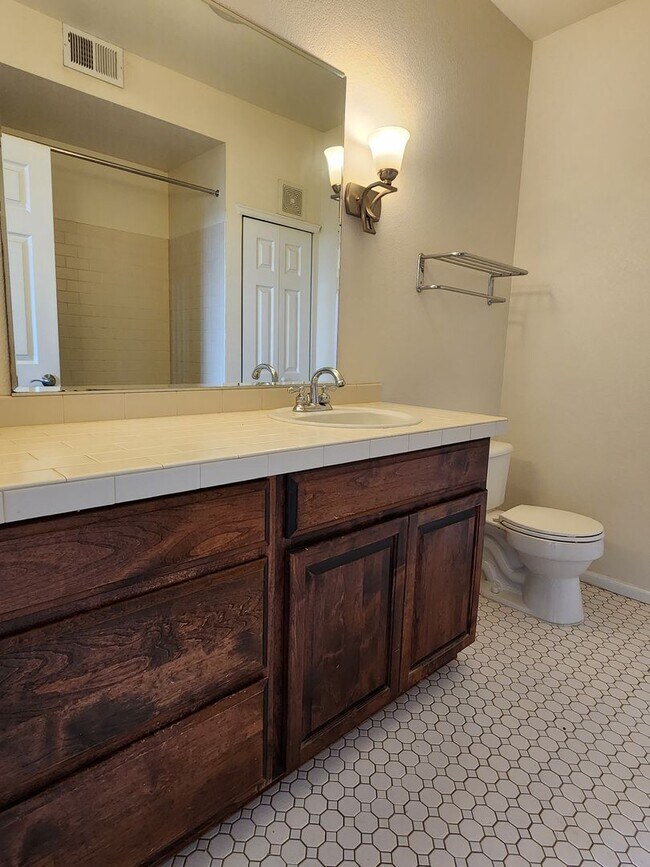 Building Photo - 3rd floor condo close to Cherry Creek Reservoir and DTC!