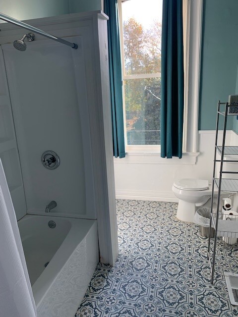 Second Floor Common Full Bath - 1031 Purcell Ave
