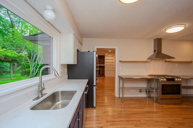 Building Photo - Recently Updated! 4 Bed/2.5 bath