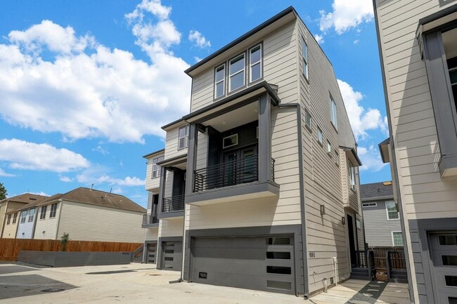 Building Photo - 1535 W 24th St