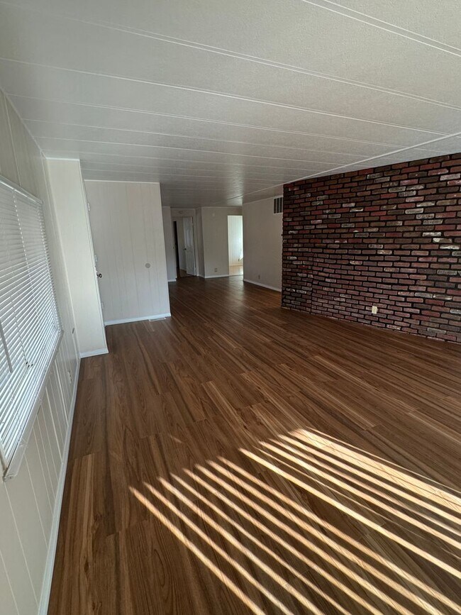 Building Photo - Beautiful rehabbed manufacture home in Lak...