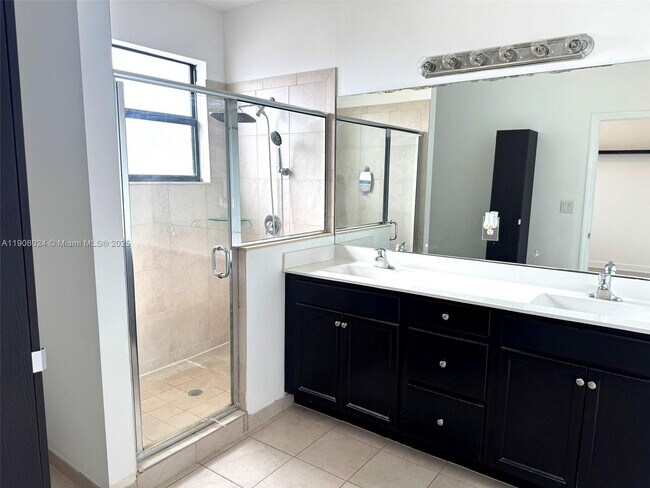 Building Photo - 3354 SE 1st Ct