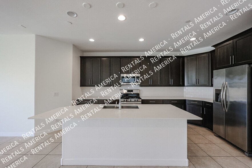 Building Photo - 9718 E Tahoe Ave