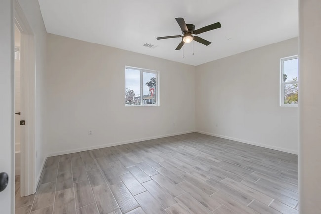 Building Photo - 601 E 10th St