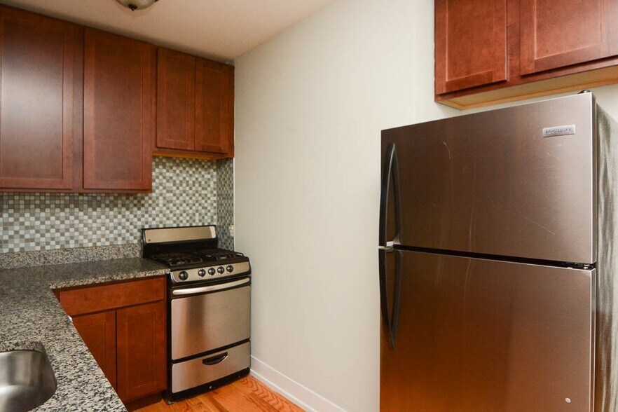 Building Photo - 562 W Arlington
