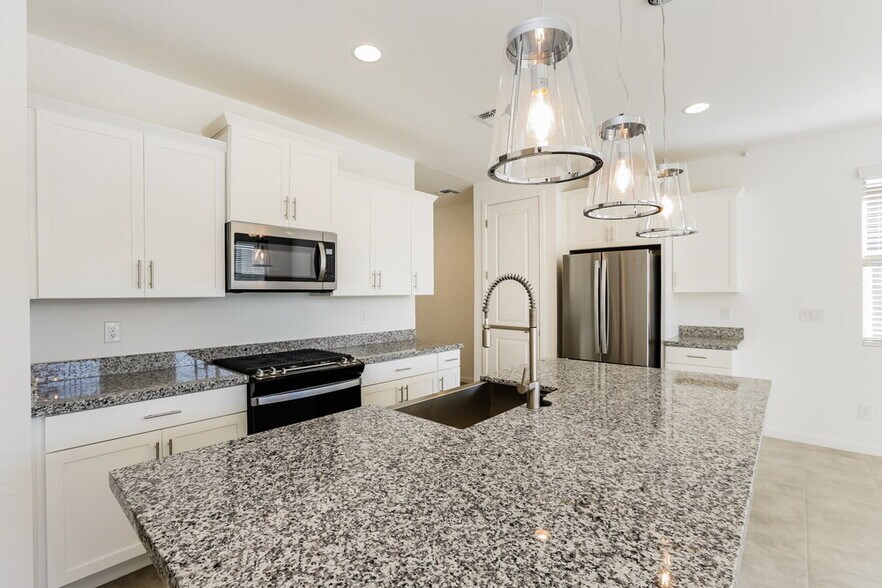 Building Photo - 6751 W Pedro Ln