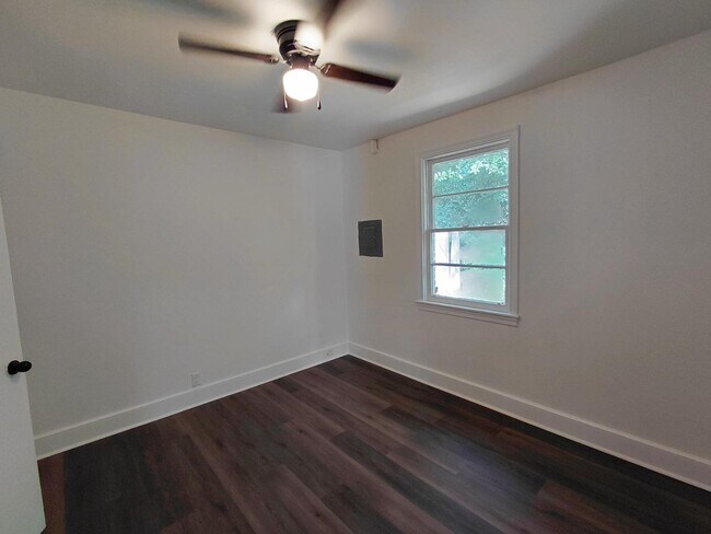 Building Photo - 129 Hendrix St