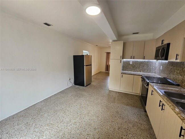 Building Photo - 1100 NE 115th St