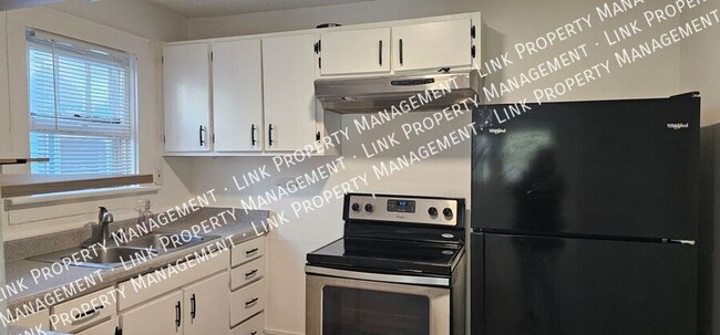 Building Photo - $1395 Quaint 2 bedroom with Washer/Dryer, ...