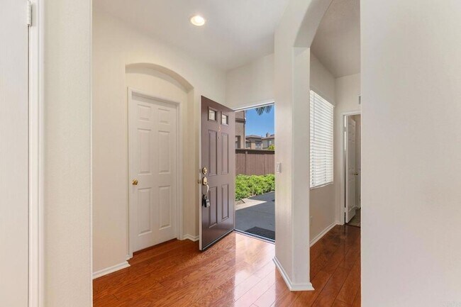 Building Photo - 633 Sumner Way