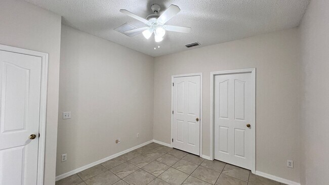 Building Photo - Upgraded Avalon Park 3 Bed/2.5 Bath Townhome!