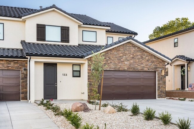 Building Photo - Beautiful 4 bedroom, 3.5 bathroom twin home in St George!