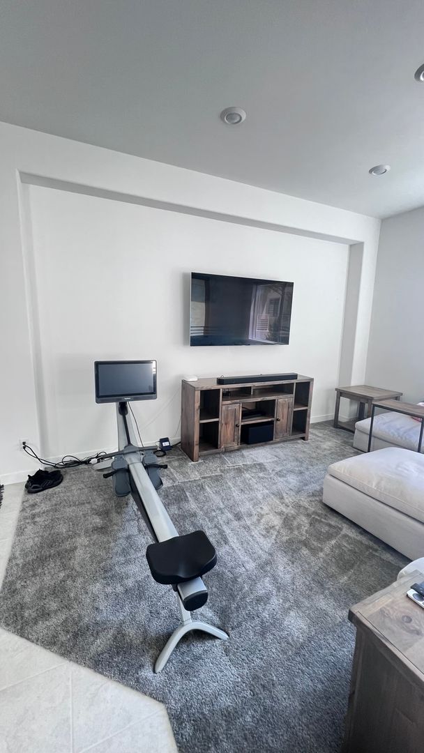 Building Photo - Beautiful furnished 4 bedroom Townhouse!