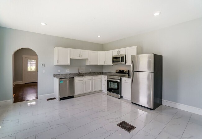 Building Photo - Spacious Four Bedroom in Cincinnati!