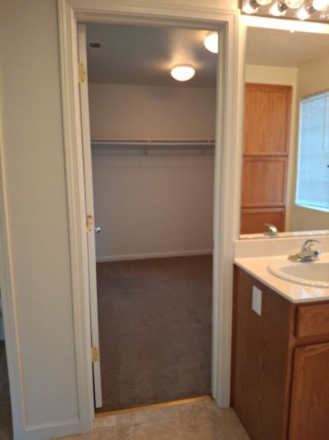 Building Photo - Lincoln Crossing, 2 Story 4 Bedroom, 2.5 bath, 2225sqft, Access to Clubhouse Pool & Amenities, Cu...