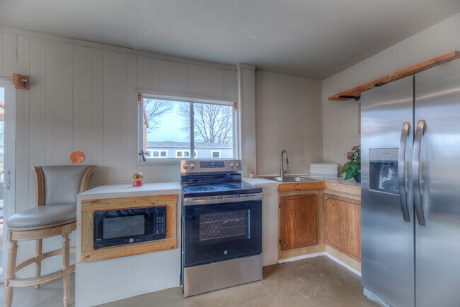 Building Photo - 6658 Bratton Rd