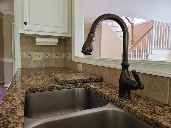 Building Photo - 4 BR, 2.5 BA in Woodlake Crossing