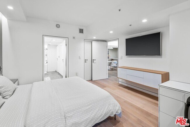 Building Photo - 13700 Marina Pointe Dr