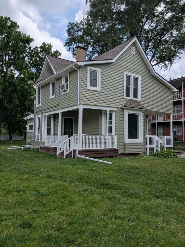 Building Photo - 405 W White St