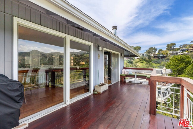 Building Photo - 2843 Lambert Dr