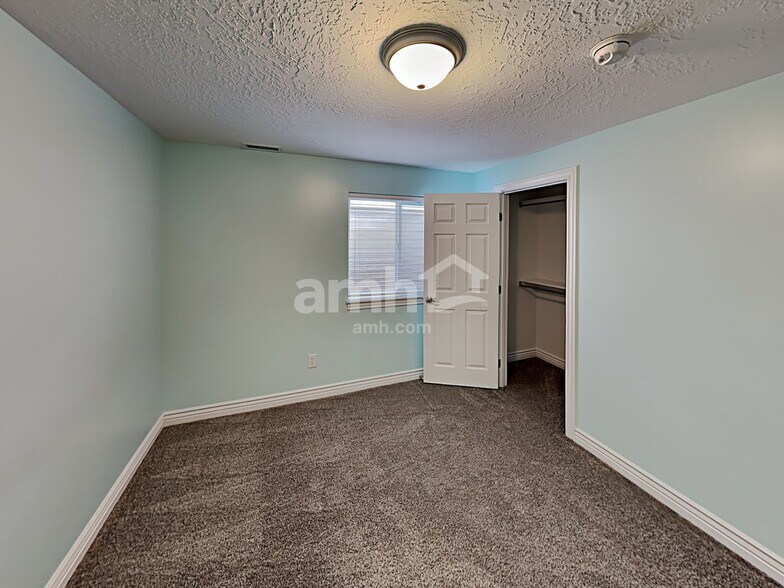 Building Photo - 2044 E 7550 S