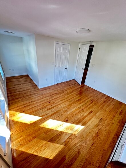 Primary Bedroom - 7 Race St