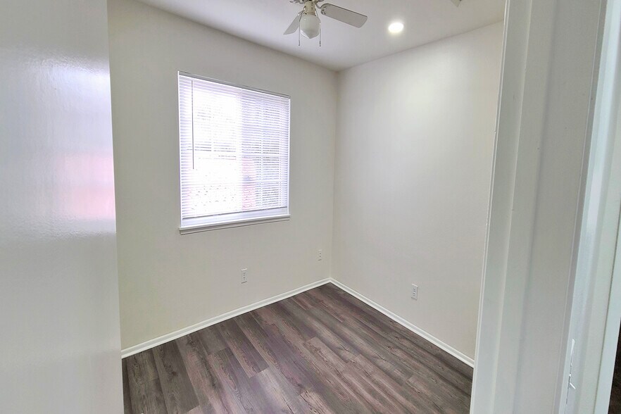 Building Photo - 10000 Hanna Ave