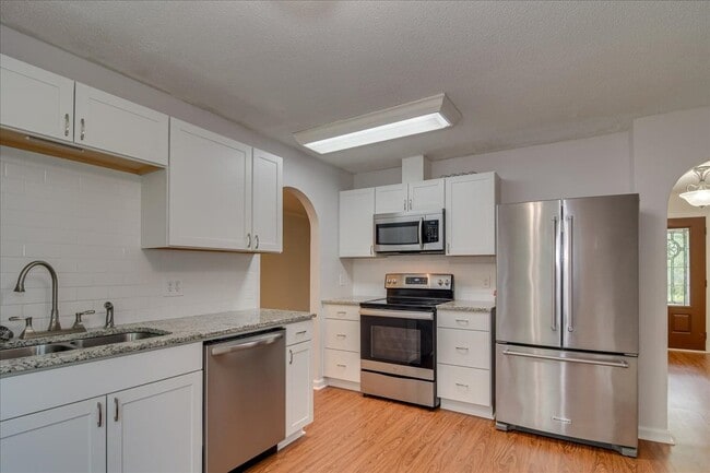 Building Photo - 303 Meadowlake Dr