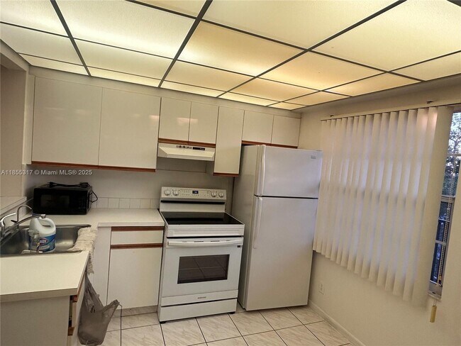 Building Photo - 1351 SW 125th Ave