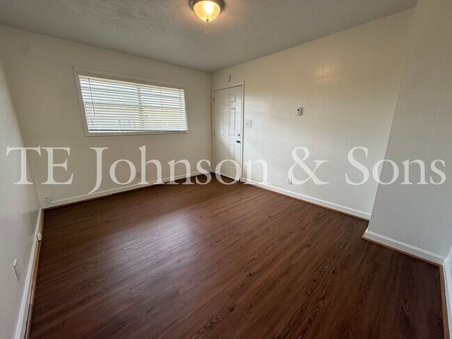 Building Photo - Updated Unit with Granite Counters & Off-Street Parking in Winston-Salem