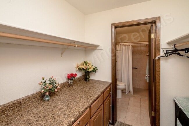 Building Photo - CENTRALLY LOCATED 1 BEDROOM CONDO
