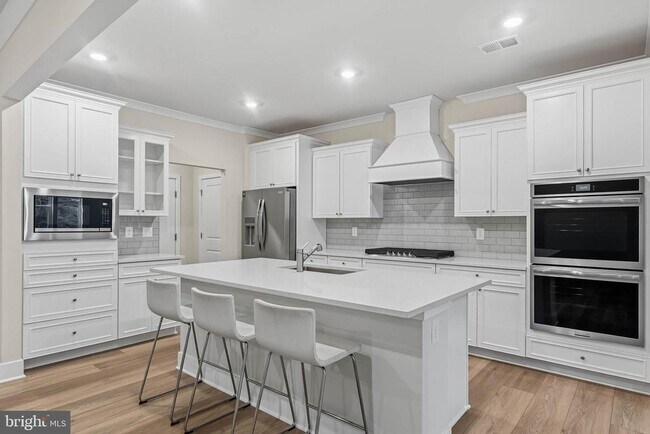 Building Photo - 32066 White Tail Dr