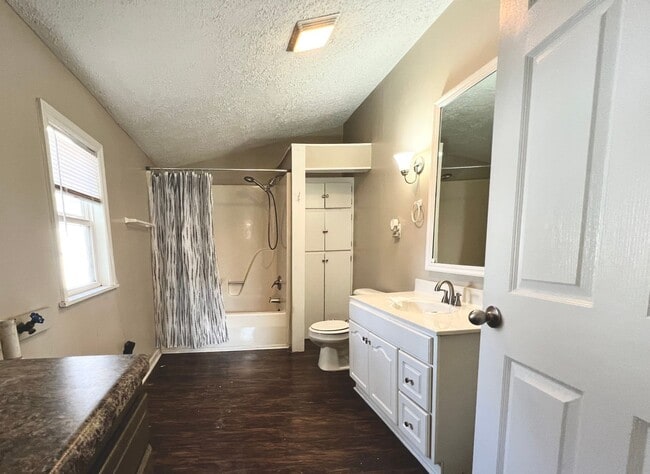 Building Photo - Adorable 2 Bedroom in the Heart of Rossville