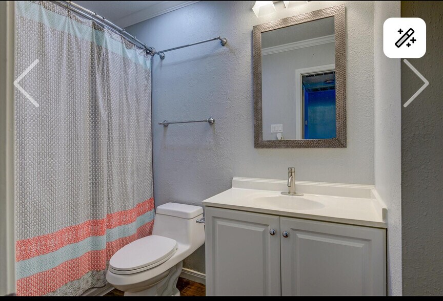 Bathroom tub - 3535 Nasa Pky