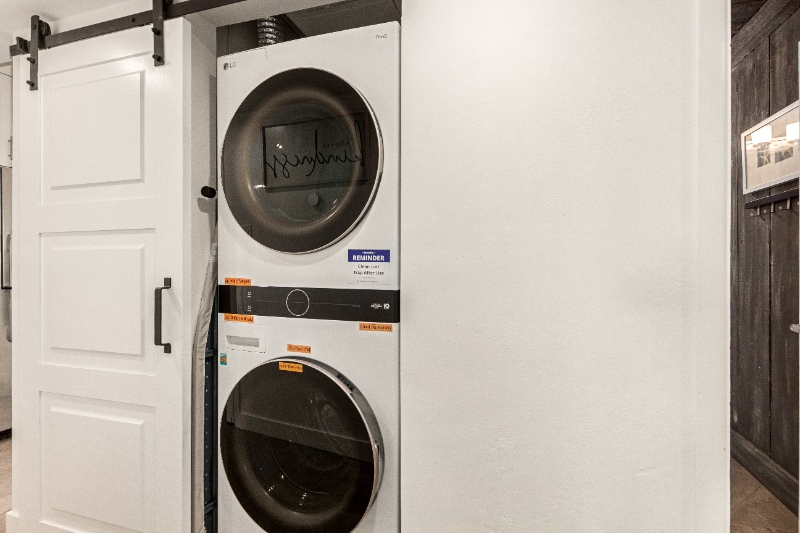 Building Photo - 1328 W 6th St