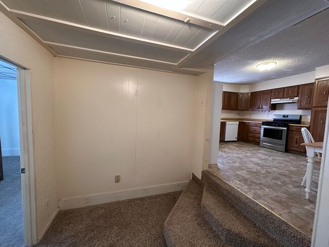 Building Photo - 3 Bed 1 Bath Home