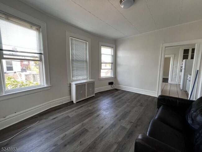 Building Photo - 304 Ann St